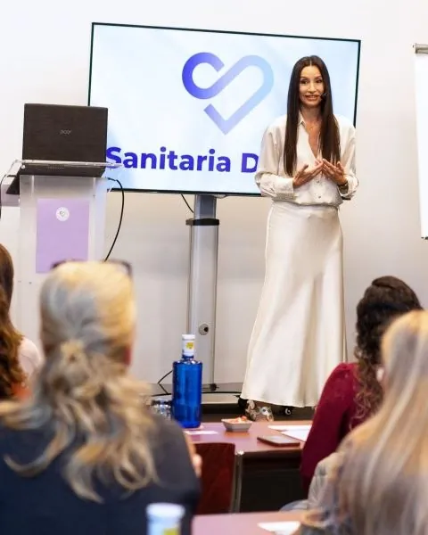 Esther Pérez impartiendo una formación de Sanitaria Digital ante un grupo de profesionales